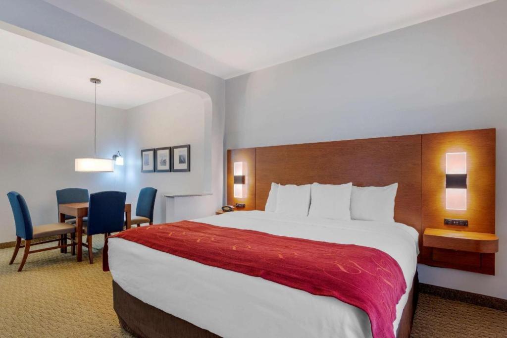 Comfort Suites Лапорт Экстерьер фото