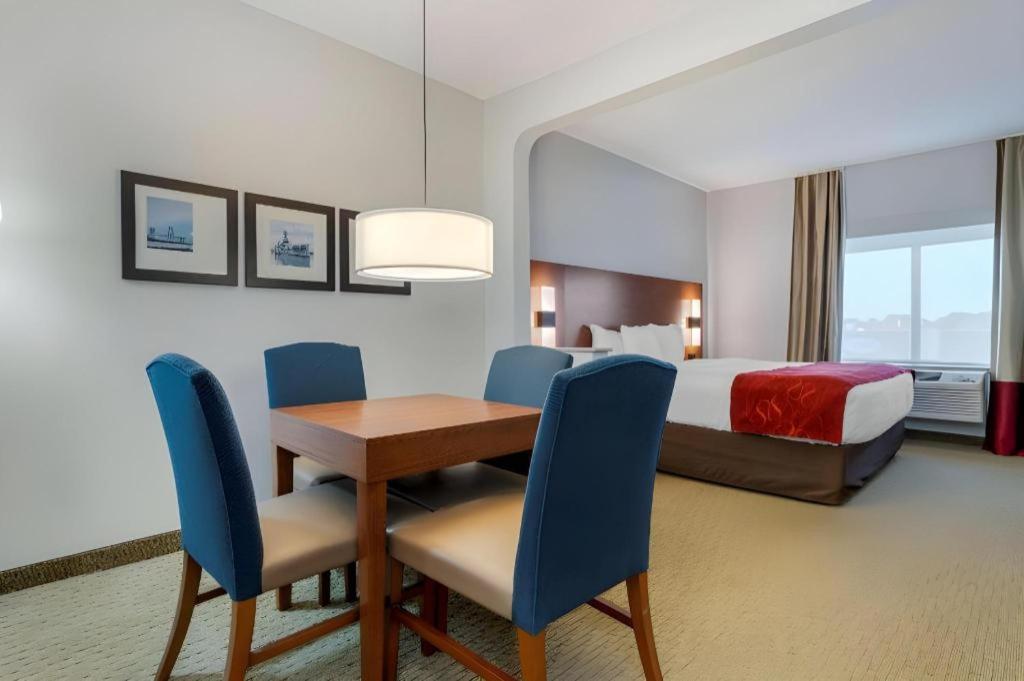 Comfort Suites Лапорт Экстерьер фото