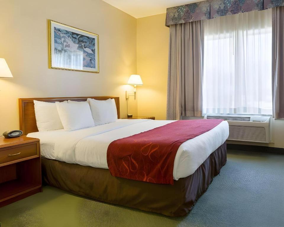 Comfort Suites Лапорт Экстерьер фото
