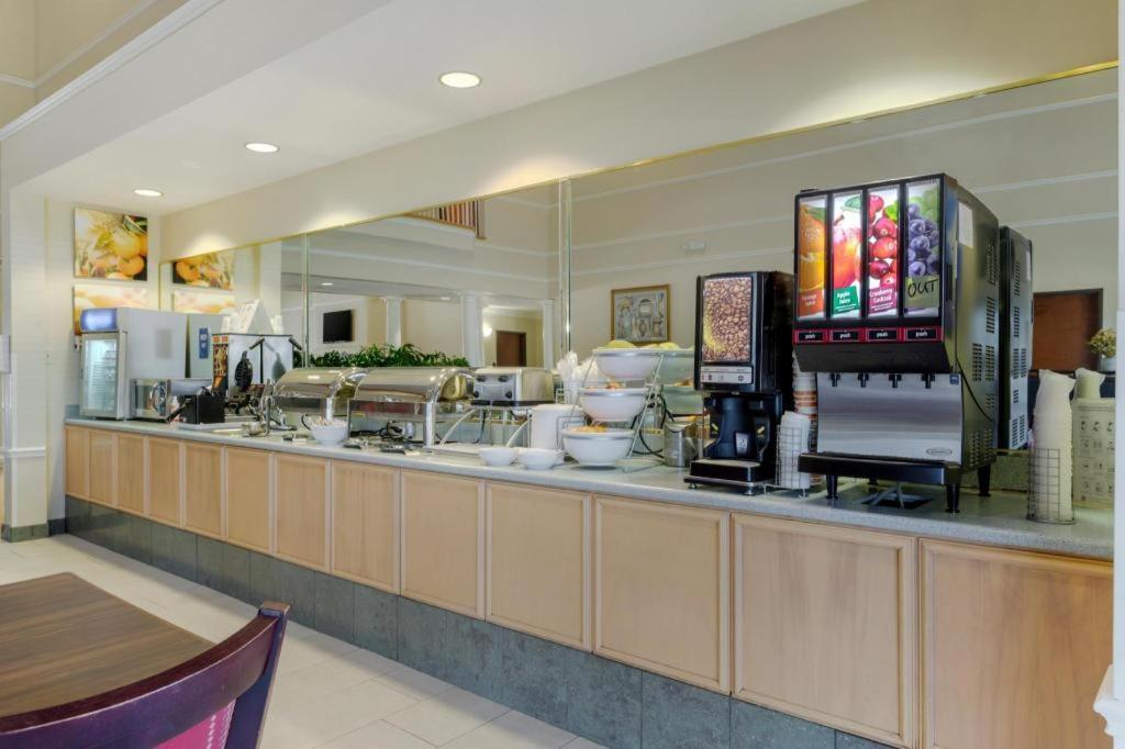 Comfort Suites Лапорт Экстерьер фото