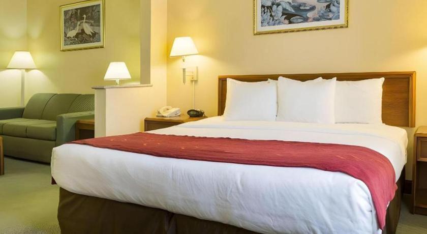 Comfort Suites Лапорт Экстерьер фото