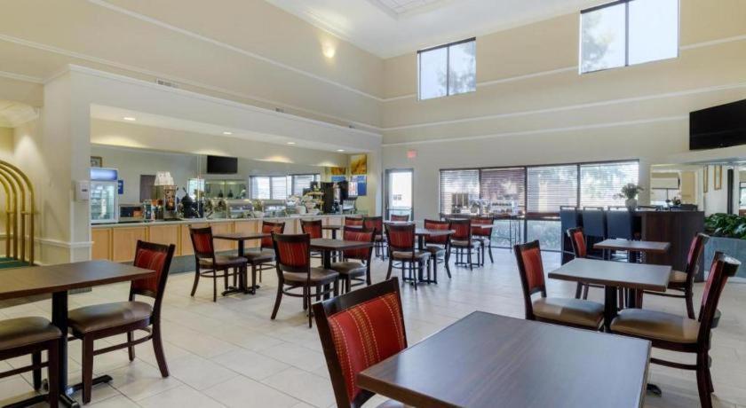 Comfort Suites Лапорт Экстерьер фото