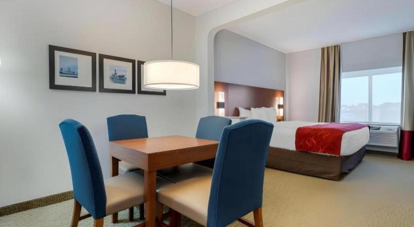 Comfort Suites Лапорт Экстерьер фото